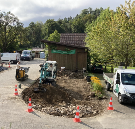 Rodung Staudengarten Mitarbeiter an der Arbeit